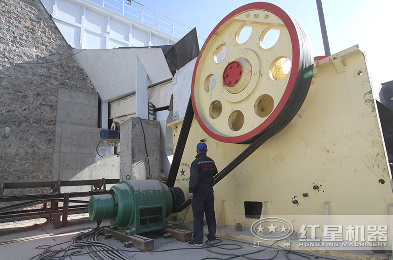 顎式破碎機(jī)作業(yè)圖