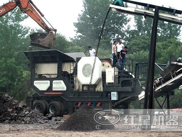 山西車載型煤炭破碎機(jī)作業(yè)現(xiàn)場(chǎng)